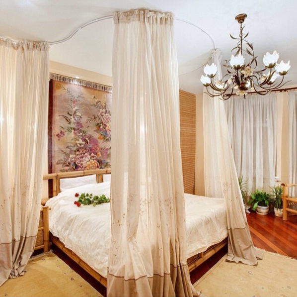 CANOPY BED 2