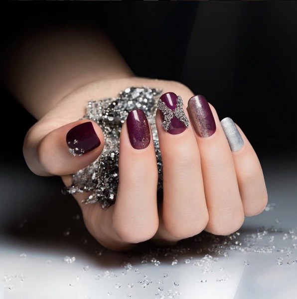 6 Christmas Nail Designs That You Can Do at Home