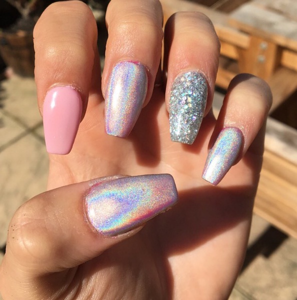 HOLOGRAPHIC NAILS 3
