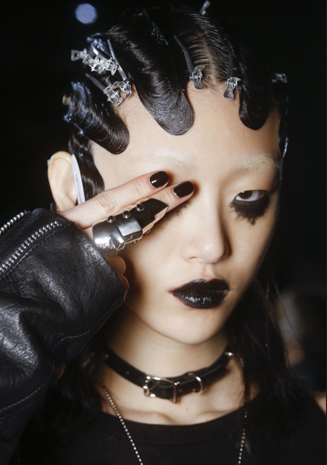 Gothic Inspired Black Nails Are Officially Chic For Fall 2016 | BEAUTY
