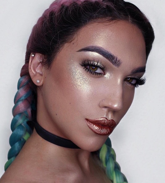 Glitter Strobing Takes Over As A Magnificent Holiday Makeup Look