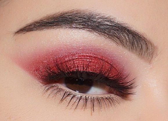 Embrace Edgy Red Eye Makeup This Holiday Season |