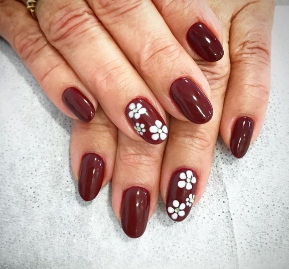 Get Into The Spirit Of Christmas With Wine Nails