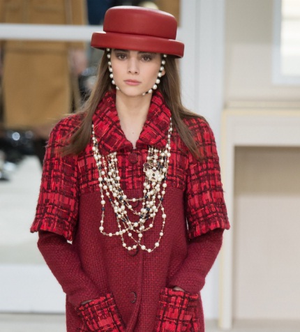 chanel necklaces statement sparkle eve runway vogue fall