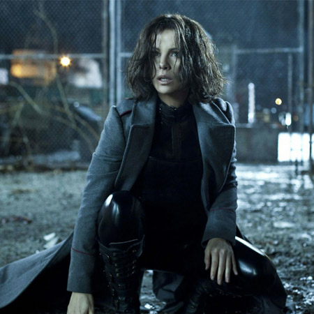 sollys hvile Miniature Steal Kate Beckinsale's Grey Coat And Buckled Boots From “Underworld: Blood  Wars” | FASHION