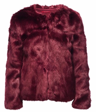 Get Mackenzie Davis’ Red Fur Jacket From “Blade Runner 2049” | FASHION