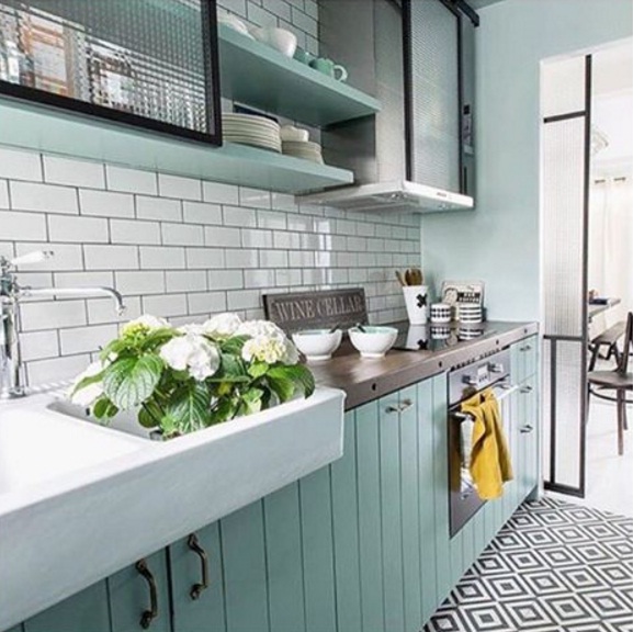 SUBWAY TILE BACKSPLASH